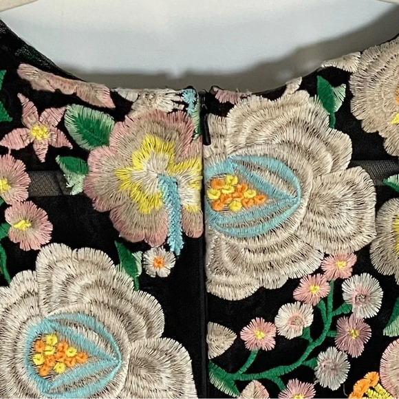 Carmen Marc Valvo Multi-colored Floral Embroidered Sheath Dress 29710 - Picture 8 of 16